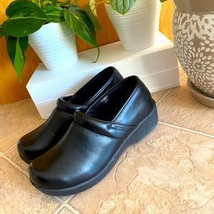 Safestep Comfort clog nursing shoe